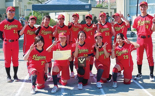 優勝を喜ぶ萩園中ソフトボール部＝提供