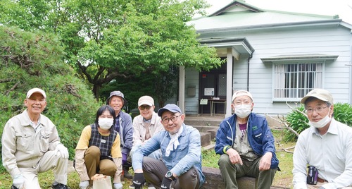 国登録有形文化財の「藤間家住宅主屋」前で