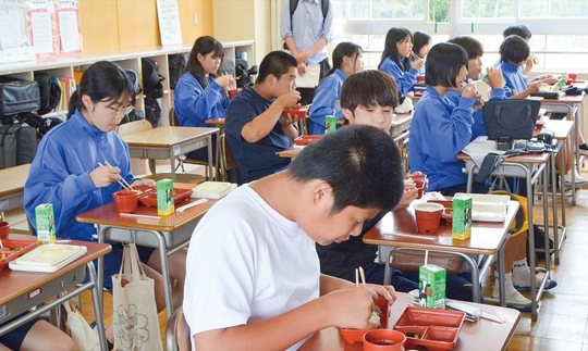 給食を食べる生徒たち