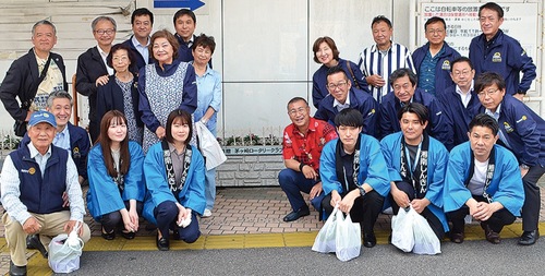 植栽を終えたメンバーら