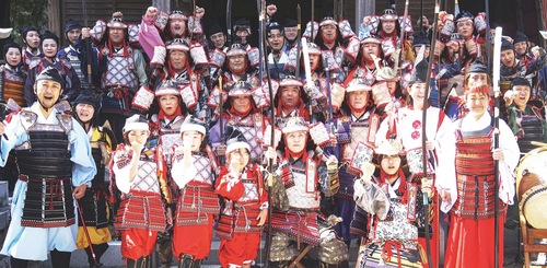 境内で笑顔を見せる武者行列の参加者たち