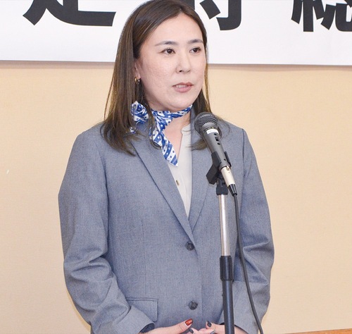 あいさつに立つ小菅会長