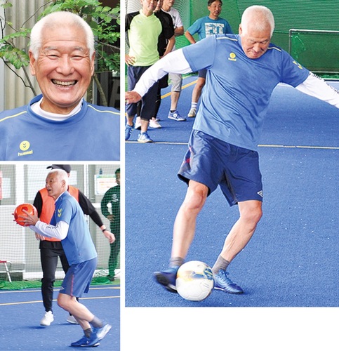 サッカー一筋の菊池さん。本職はキーパーだが、フットサルでは会員メンバーと共に連携プレーなどでも汗を流す＝25日、ロコスポーツ湘南