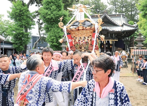 記念渡御で神社を出発する神輿＝提供