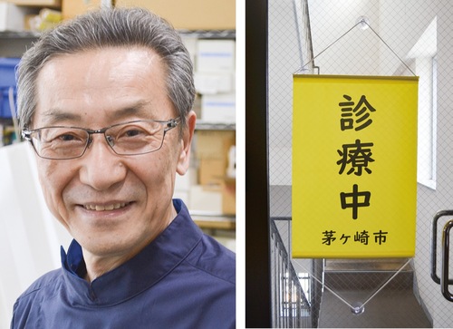 下里隆史会長（左）と、入り口や窓に吸盤で貼り付けることを想定した災害時診療対応ペナント