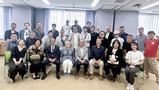 集まった元教諭と同窓生＝提供