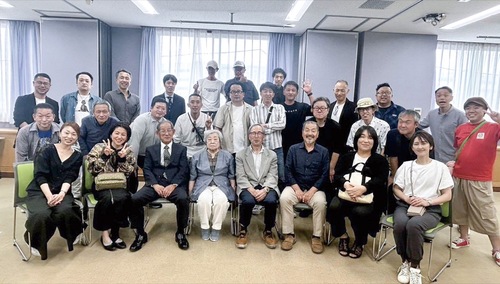 集まった元教諭と同窓生＝提供