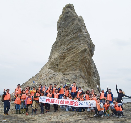 親子ら28人がえぼし岩の地質や生物について学んだ
