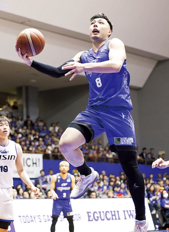 ゴールを狙う佐土原選手＝©ＦＥＮＡＧＯＹＡ