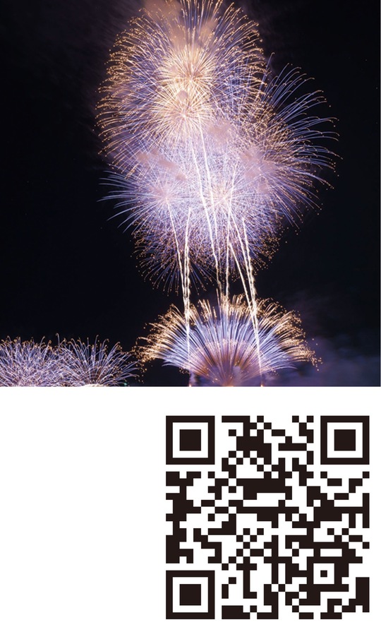 (上)昨年のサザンビーチちがさき花火大会(下)クラファンのホームページにつながる二次元コード