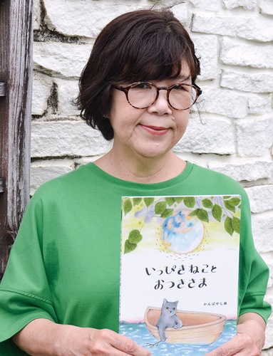 絵本を持つかんばやしさん