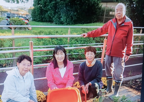 新しく入った３人のボランティアと安藤さん＝提供