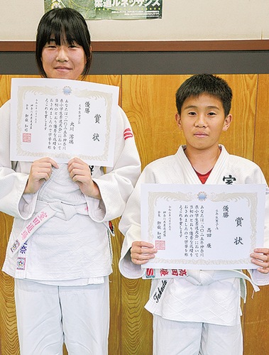 優勝をよろこぶ大川さん（左）と高田さん