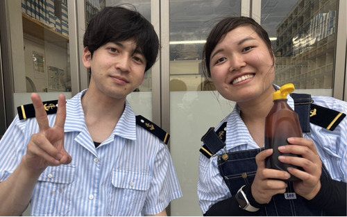 元気な声で接客に応じた大野さん（左）と前川さん＝茅ヶ崎ビール