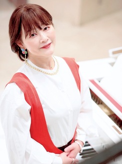 歌うピアニスト・亞紀加さん