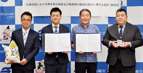 佐藤市長（中央右）と大森社長（中央左）