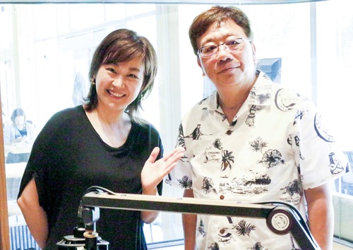 パーソナリティの石本沙織さん（左）と鷲尾理事長