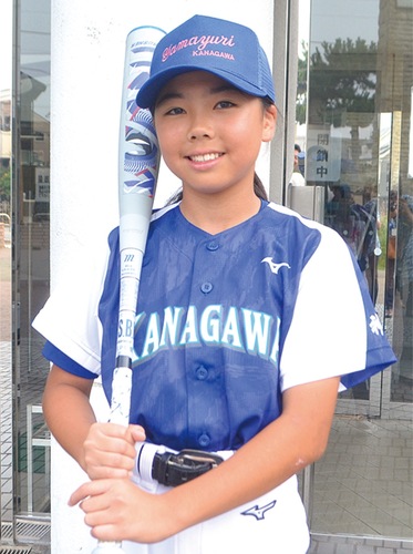 「外野の頭を越える打球を目指している」と意気込む綺音さん＝７月７日