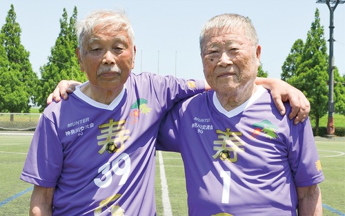 ユニフォームを着た塩川さん（左）と弟子丸さん