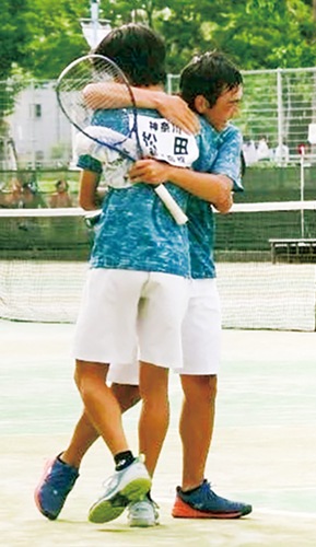 インターハイ出場を決め、よろこびあう２人