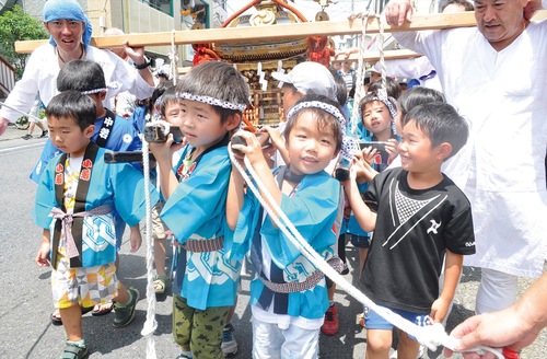 昨年行われた子ども神輿