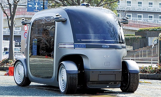 実証実験に使用される「Ｒｏｂｏ　ｂｕｓ」（今年３月に茅ヶ崎中央公園で行われた運行実験での様子）
