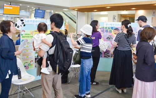 教諭の話に熱心に耳を傾ける保護者ら