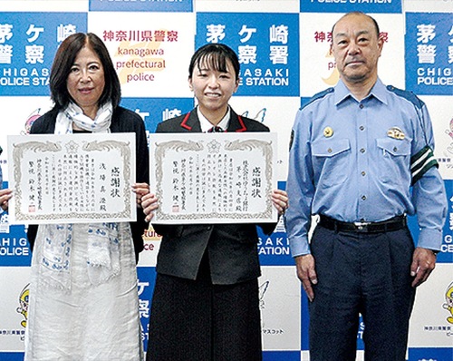 右から鈴木署長、安田さん、浅場さん