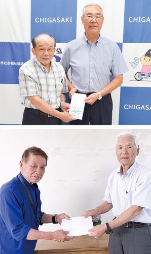 目録を手渡す馬崎同支部執行委員長（写真上・左）と古屋豊同支部常任執行役員（左）
