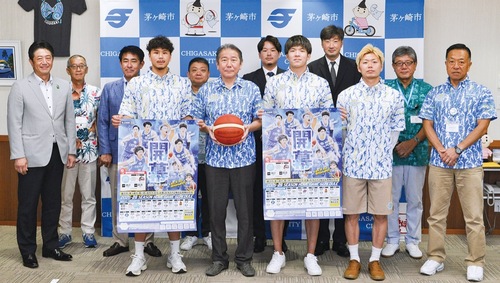 市長表敬した同チームの面々