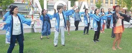 ｢新しい盆踊り｣を新調した法被を着て披露する関係者