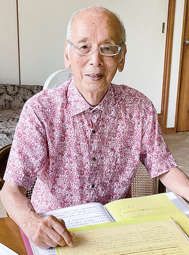 高校生から送られた感想文を手にする箕輪さん