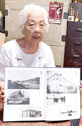 通っていた女学校の写真（右上）を見せる佐藤さん