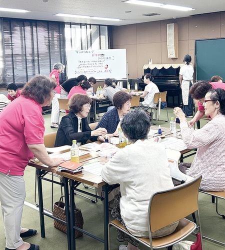 スプレー作りを楽しむ参加者＝提供