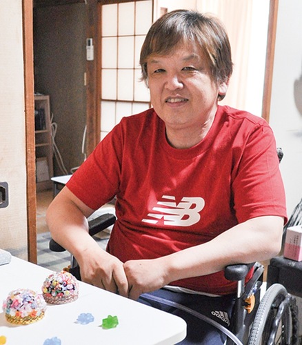 レジンアートの作品と大森さん