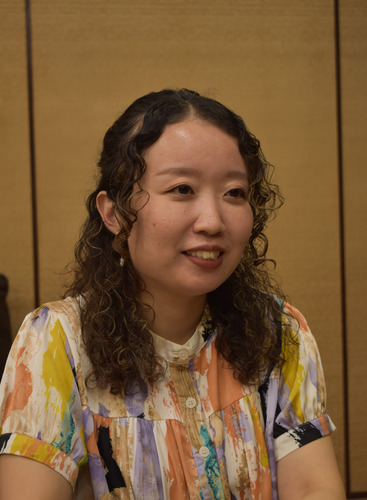 インタビューにこたえる中山さん