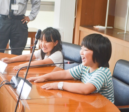 施設体験を楽しむ参加者