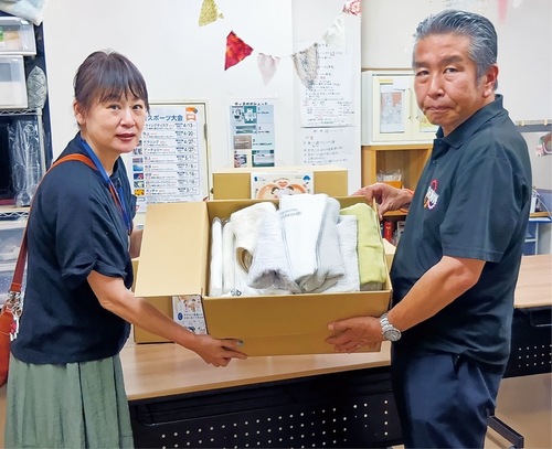 寄贈式にて。宮城会長（右）と栗原会長