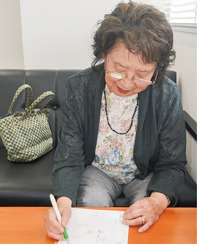 当時住んでいた町について説明する中野さん