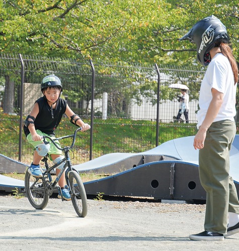 子どもたちに指導する畠山選手＝提供