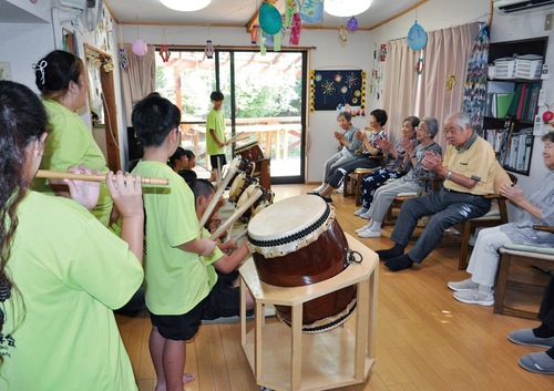 迫力のある太鼓演奏に拍手を送る利用者ら