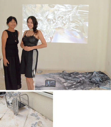 (上)展示作品とともに笑顔のミホリッチさん(右)と林さん。(下)中庭に展示された空想のオブジェ