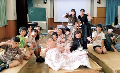 段ボールベッドの組み立ても体験した＝提供