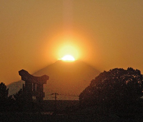 ダイヤモンド富士＝提供