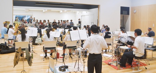 即席の観客席が設けられ演奏を楽しんだ