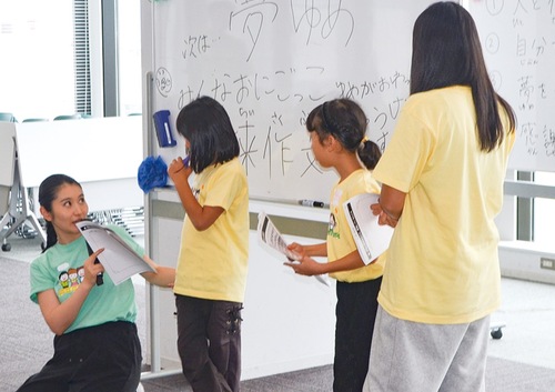 夢についての作文を発表する子どもたち