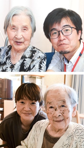 (上)笑顔の和田さんと高橋施設長(下)微笑む毛利さんと職員＝18日、ふれあいの麗寿
