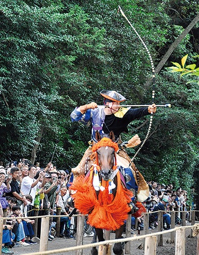 多くの観客を前に華麗に的を射る馬上の射手