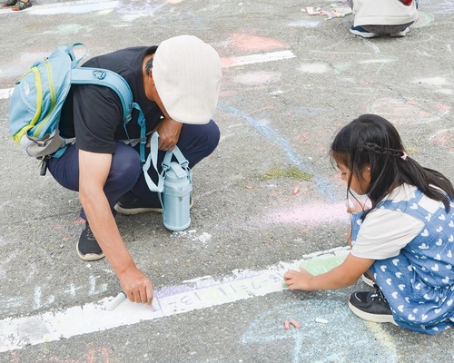 お絵描きを楽しむ親子