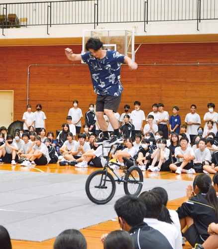 生徒らの前でパフォーマンスする内野選手